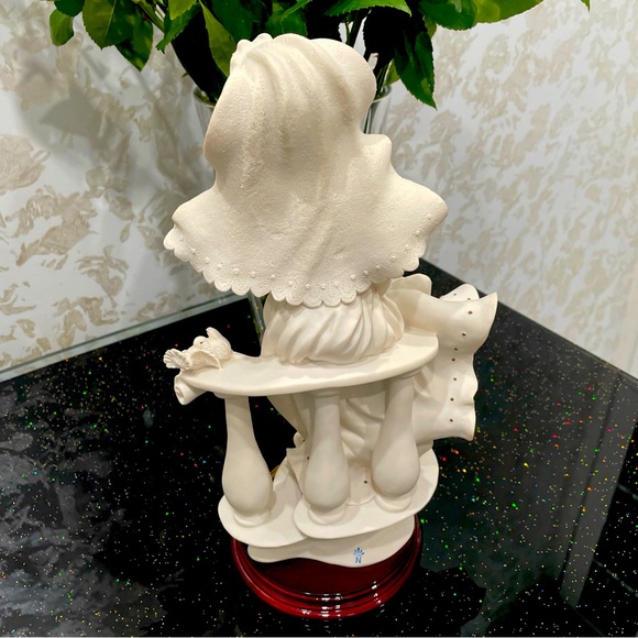 Giuseppe Armani Vintage Capodimonte Figurine " Bride on Balaustre" #0885F MINT - Picture 6 of 9